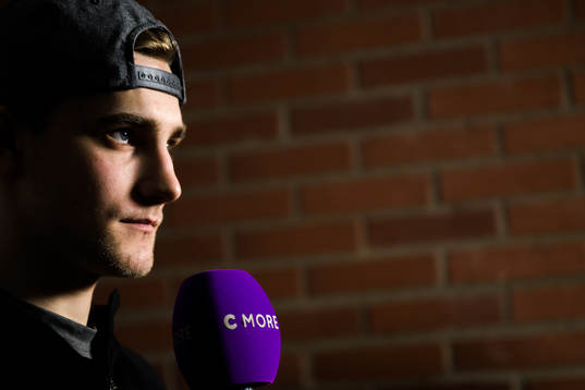 Färjestads Joel Nyström blir intervjuad av Sanny