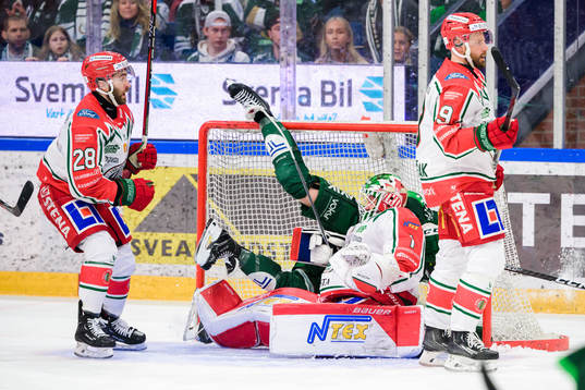 Färjestads Joakim Nygård och Frölundas målvakt Lars