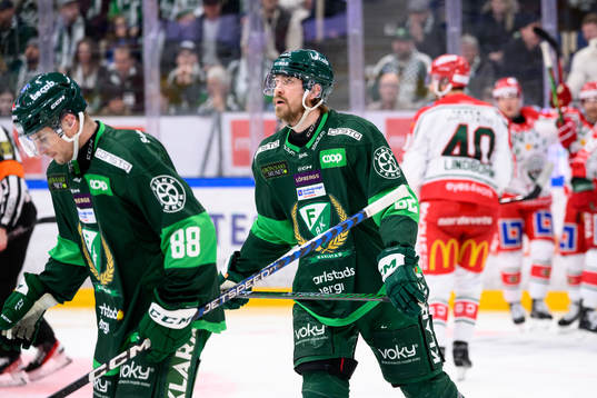 Färjestads Brandon Davidson och August Tornberg deppar