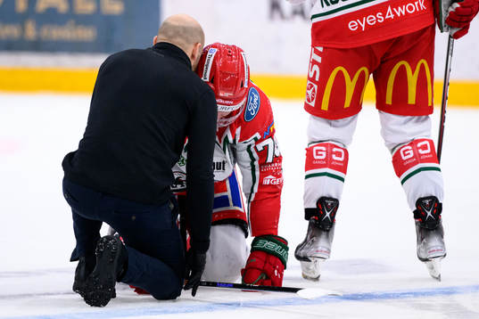 Frölundas Andreas Borgman undersöks av medicinsk personal
