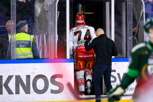 Frölundas Andreas Borgman lämnar isen skadad