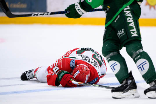 Frölundas Andreas Borgman ligger på isen