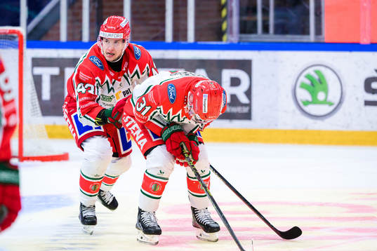 Frölundas Tom Nilsson hjälper Nicklas Lasu av isen