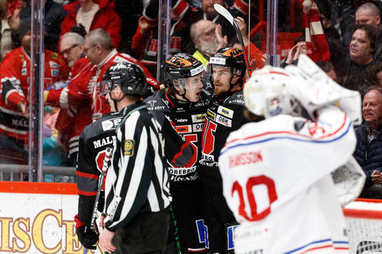Örebros Emil Larsson jublar