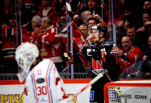 Örebros Emil Larsson jublar vid 1-1