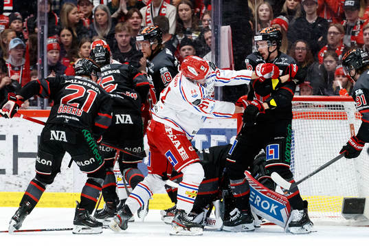Bråk mellan Timrås Magnus Pääjärvi och Örebros Filip