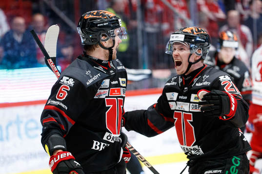 Örebros Filip Berglund jublar