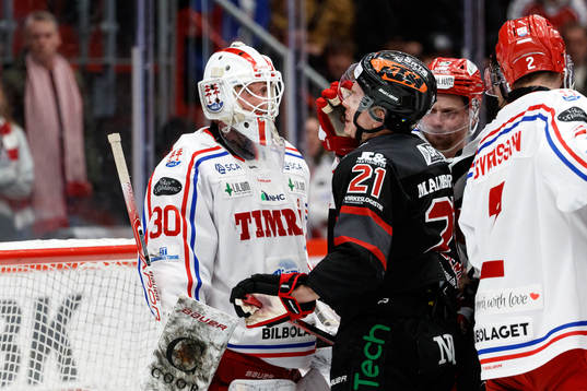 Timrås målvakt Jacob Johansson och Örebros Linus Öberg