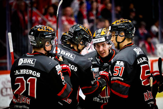 Örebros Filip Berglund jublar med Linus Öberg, Elias