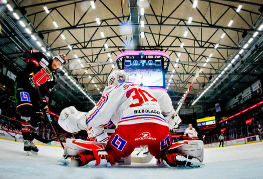 Örebros Emil Larsson och Timrås målvakt Jacob Johansson