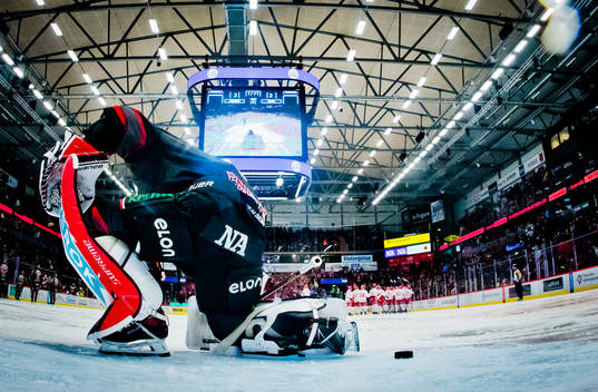 Örebros målvakt Jhonas Enroth deppar vid 2-3 målet