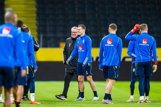 Viktor Claesson and Head coach Janne Andersson