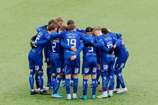 IFK Göteborgs spelare samlas innan träningsmatchen i