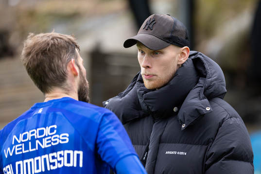 IFK Göteborgs Emil Salomonsson och målvakt Pontus Dahlberg