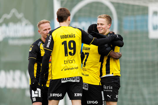 Häckens Tomas Totland jublar