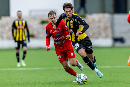 Häckens Sebastian Tipura och Trollhättans Emilio