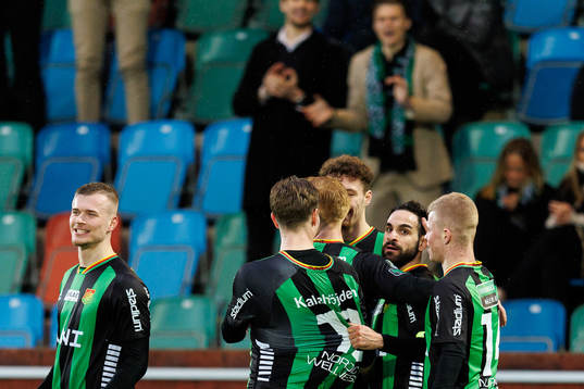 GAIS Mervan Celik jublar med lagkamraterna