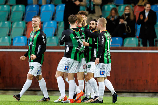 GAIS Mervan Celik jublar med lagkamraterna