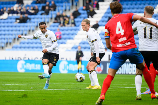 AIKs Bilal Hussein skjuter bollen till 0-1