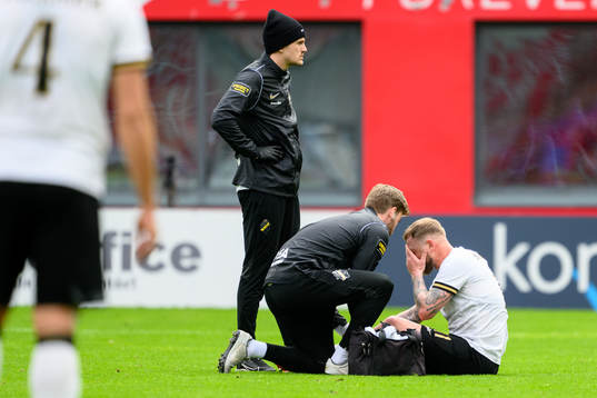 AIKs John Guidetti undersöks av medicinsk personal