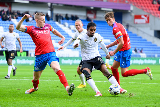 AIKs Alexander Fesshaie skjuter bollen till 0-2