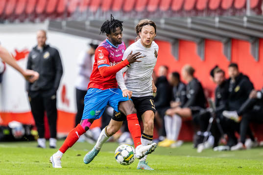 Helsingborgs Benjamin Acquah och AIKs Axel Björnström