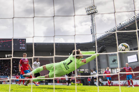 AIKs Alexander Fesshaie gör 0-2 förbi Helsingborgs