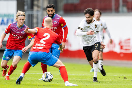 AIKs Elias Durmaz mot Helsingborgs Victor Blixt och Amin Al