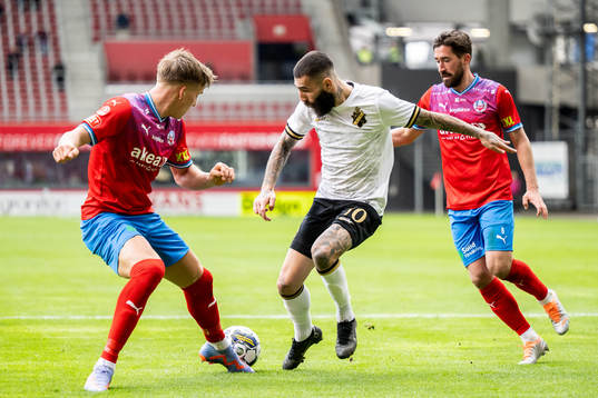 AIKs Jimmy Durmaz mot Helsingborgs Casper Widell och