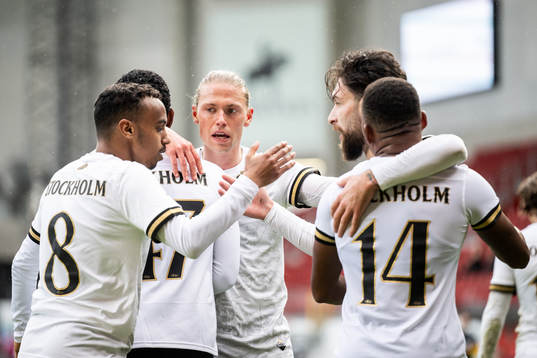 AIKs Bilal Hussein och Viktor Fischer jublar med Alexander