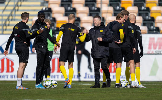 Mjällbys tränare Anders Torstensson och spelare