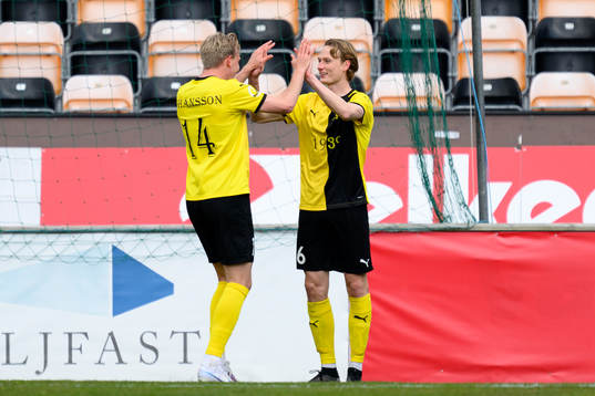 Mjällbys Alexander Johansson jublar