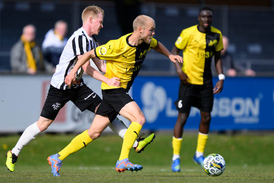 Landskronas David Edvardsson och Mjällbys Viktor Gustafson