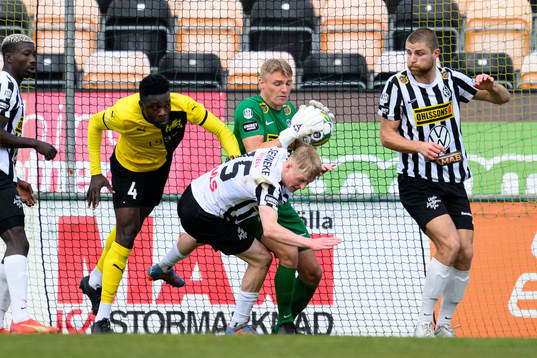 Mjällbys Isaiah Ejeh och Landskronas målvakt Svante