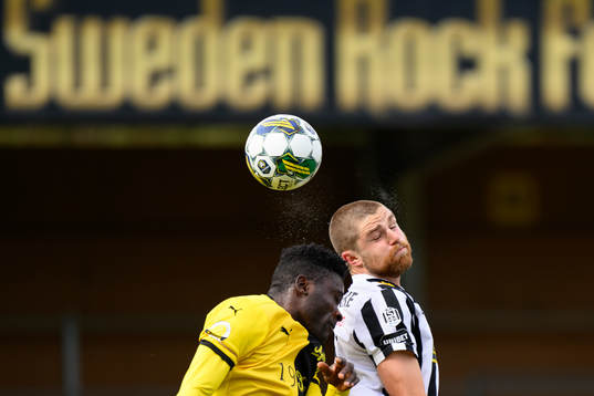 Mjällbys Isaiah Ejeh och Landskronas Erik Hedenquist