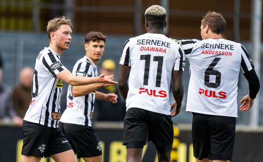 Landskronas Adam Egnell jublar med lagkamrater