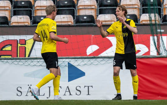 Mjällbys Alexander Johansson jublar med Herman Johansson