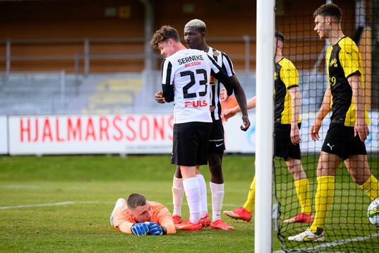 Mjällbys målvakt Hugo Fagerberg deppar samtidigt som