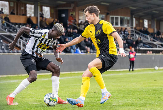 Landskronas Ousmane Diawara och Mjällbys Colin Rösler