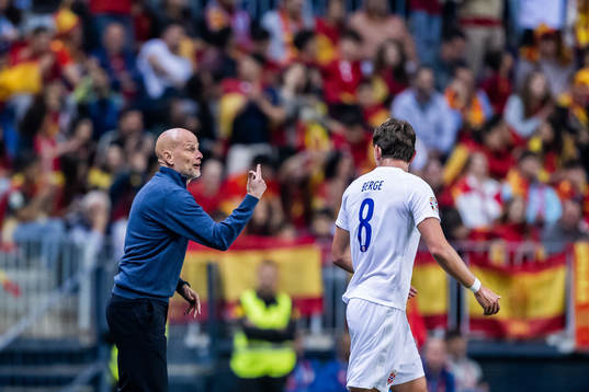 Head coach Ståle Solbakken and Sander Berge of Norway