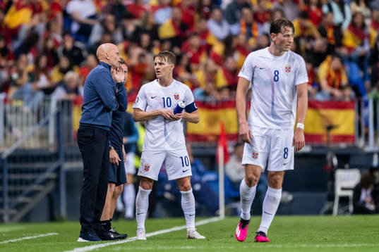 head coach Ståle Solbakken and Martin Ødegaard of Norway