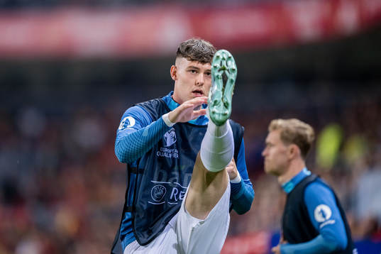 Jørgen Strand Larsen of Norway warm up