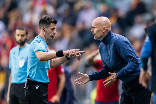 Referee Benoit Bastien and head coach Ståle Solbakken of