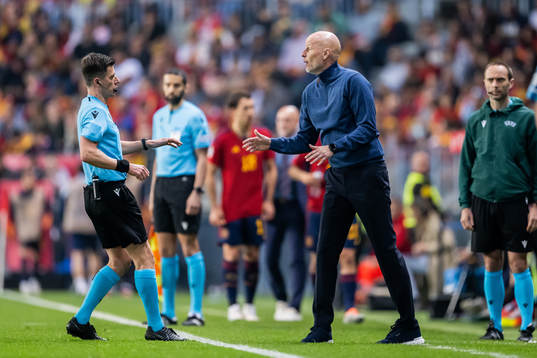 Referee Benoit Bastien and head coach Ståle Solbakken of