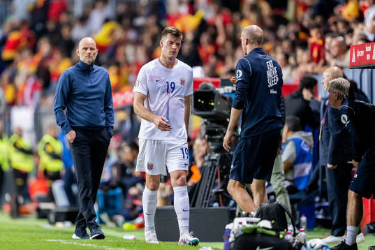 Alexander Sørloth and head coach Ståle Solbakken of Norway