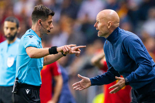 Referee Benoit Bastien and head coach Ståle Solbakken of