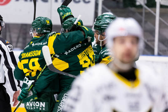 Björklöven spelare jublar