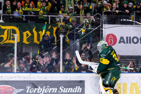 Björklövens målvakt Joona Voutilainen tackar klacken