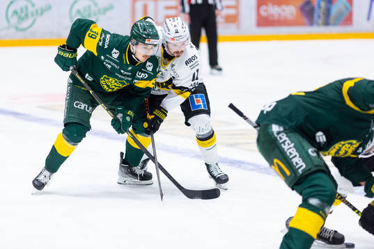 Björklövens Joel Mustonen och Västerås Anton Svensson