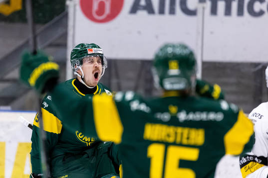 Björklövens Joel Mustonen jublar
